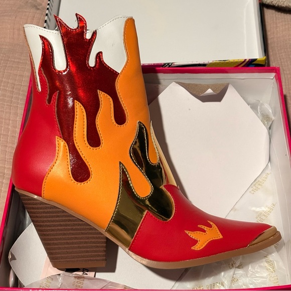 Cape Robbin Western Flame Cowgirl Ankle Boots in red and orange, Size 7.5 - Picture 5 of 7